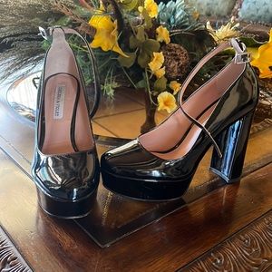 Selling these Chelsea & Violet platform heels. In excellent condition